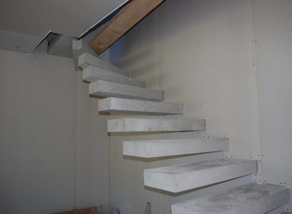 Maison moderne dans le Lot escalier béton