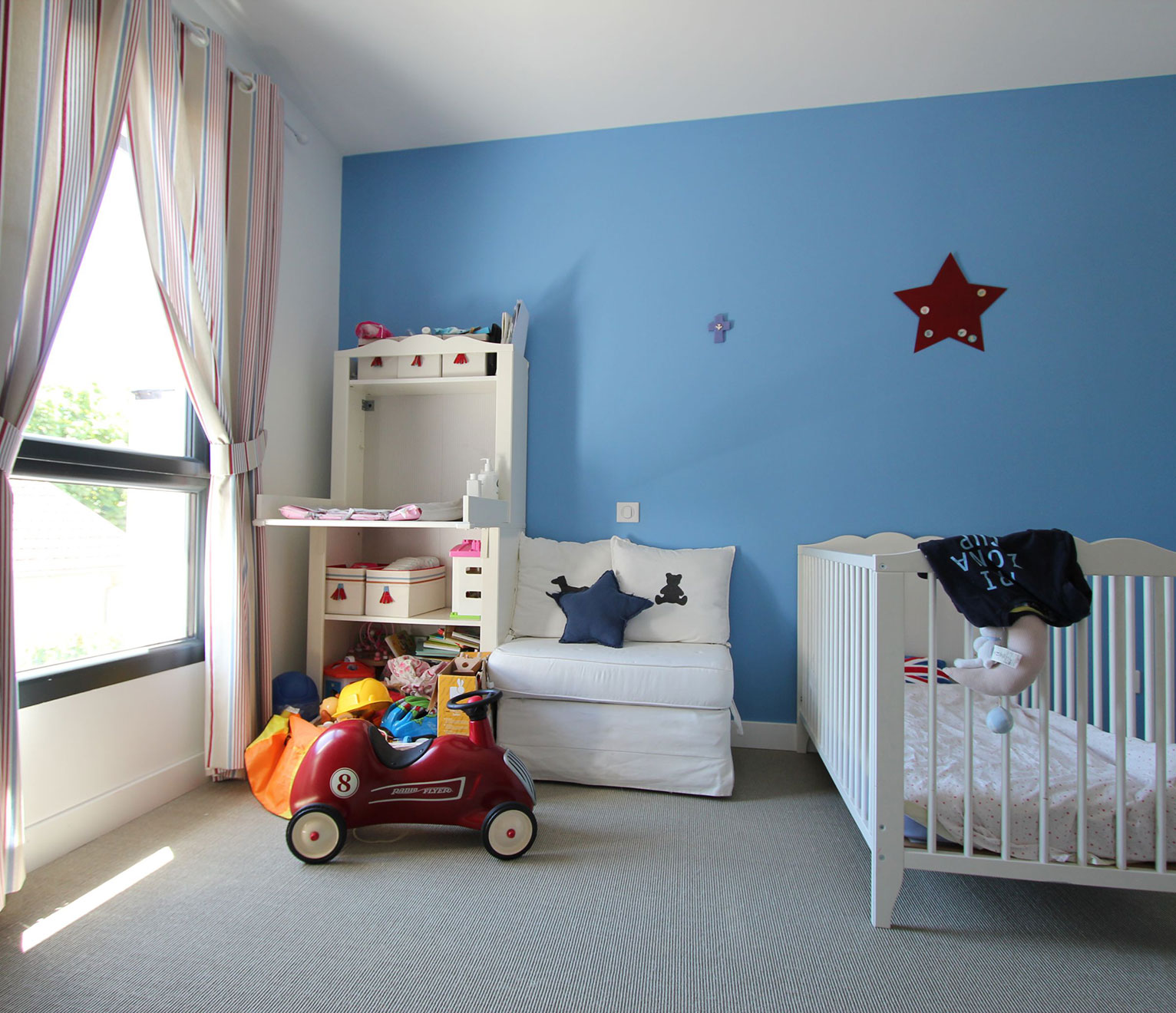 une belle chambre d'enfant bleue