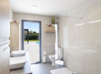 salle de bain moderne avec vue sur piscine