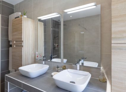 salle de bains moderne avec double vasques
