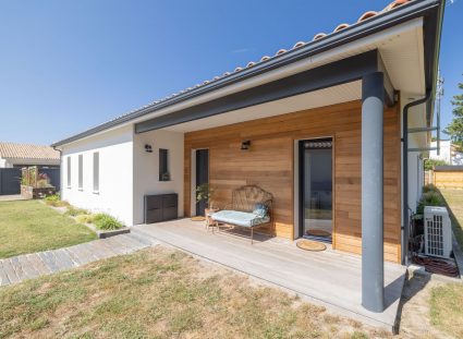 maison contemporaine plain-pied avec terrasses : porte d'entrée en bardage bois