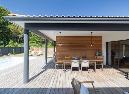 maison contemporaine plain-pied avec terrasses : terrasse bois couverte