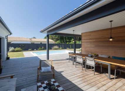 maison contemporaine plain-pied avec terrasses : terrasse à l'abri du vent