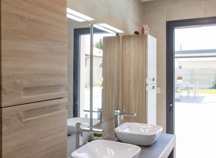 salle de bain moderne avec double vasque