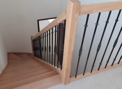 escalier métal et couleur bois miel