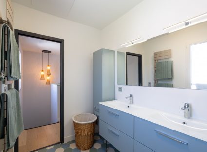 salle de bain moderne avec double vasques