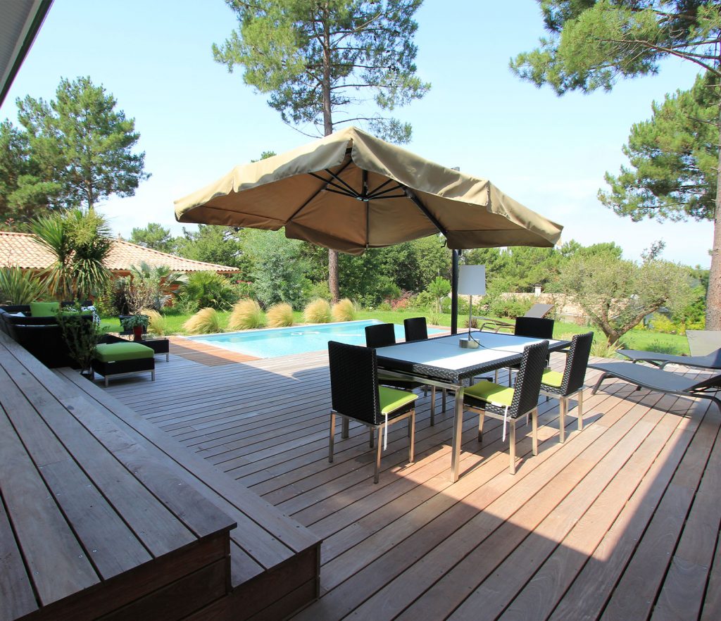 maison avec grande terrasse en bois