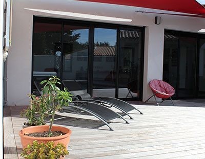 maison avec terrasse en bois résineux