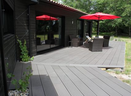 maison en bois noir avec terrasse
