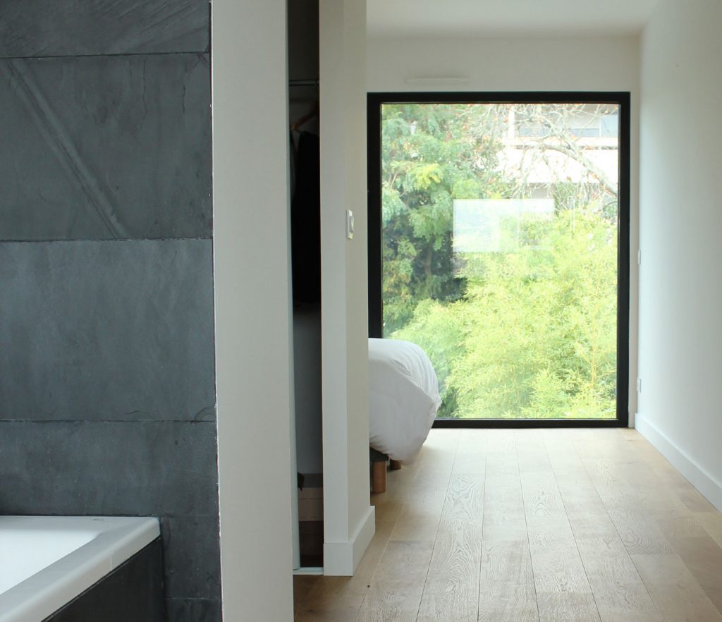 chambre et salle de bains avec vue