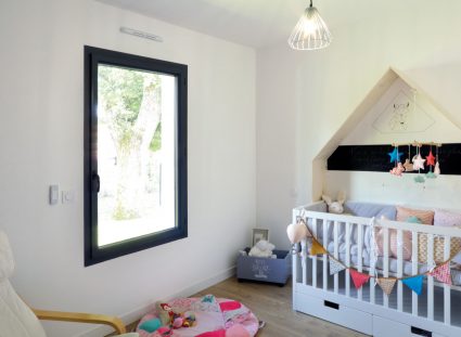 maison au bassin avec chambre d'enfant