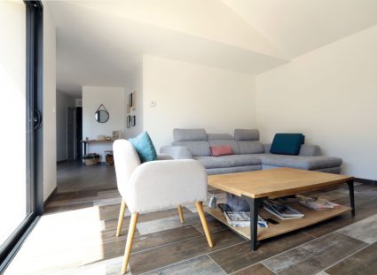 maison au bassin avec séjour lumineux