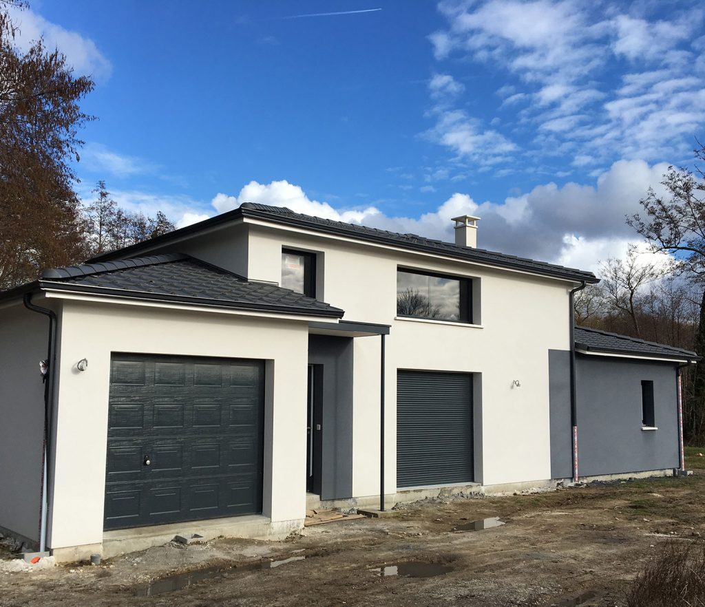 la maison spacieuse enduit blanc