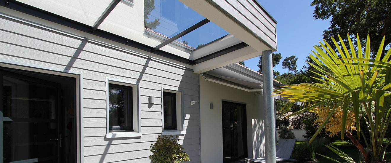 maison-ossature-bois-avec-lames-en-bois-panorama