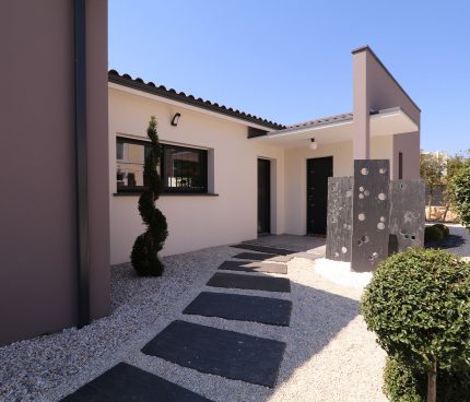 un porche d’entrée moderne