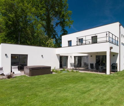 maison avec terrasse couverte et solarium