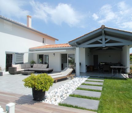 la terrasse couverte d'une maison basque