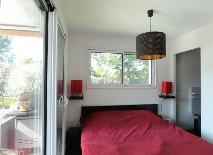 belle maison contemporaine avec chambre lumineuse