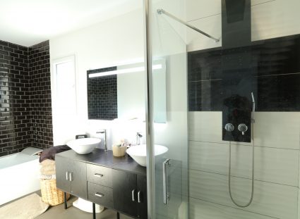 maison contemporaine avec salle de bain moderne