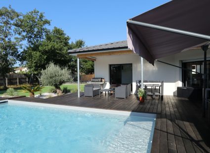 belle maison contemporaine avec terrasse couverte