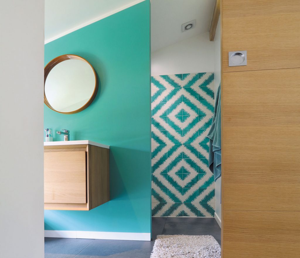 une grille de ventilation dans salle de bains moderne