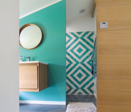 une grille de ventilation dans salle de bains moderne