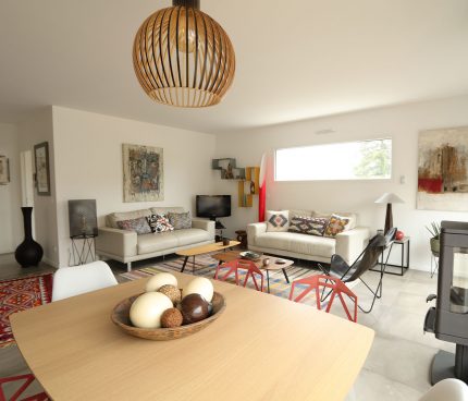 lumière dans le séjour d'une maison de ville