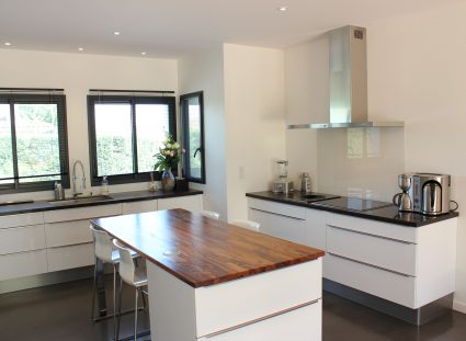 maison de ville cuisine moderne blanche bois