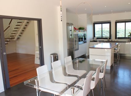 maison de ville salle a manger blanche noire