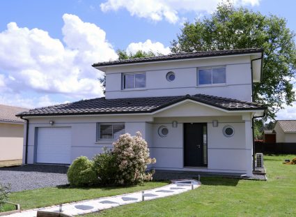 maison à étage signée ECG