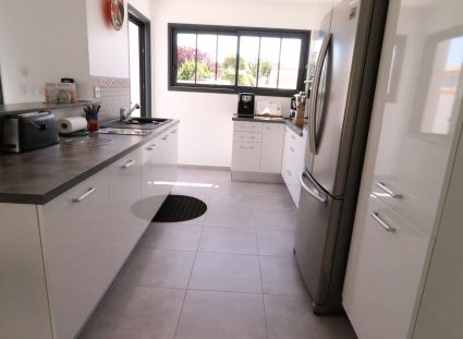 maison retaise contemporaine cuisine lumineuse