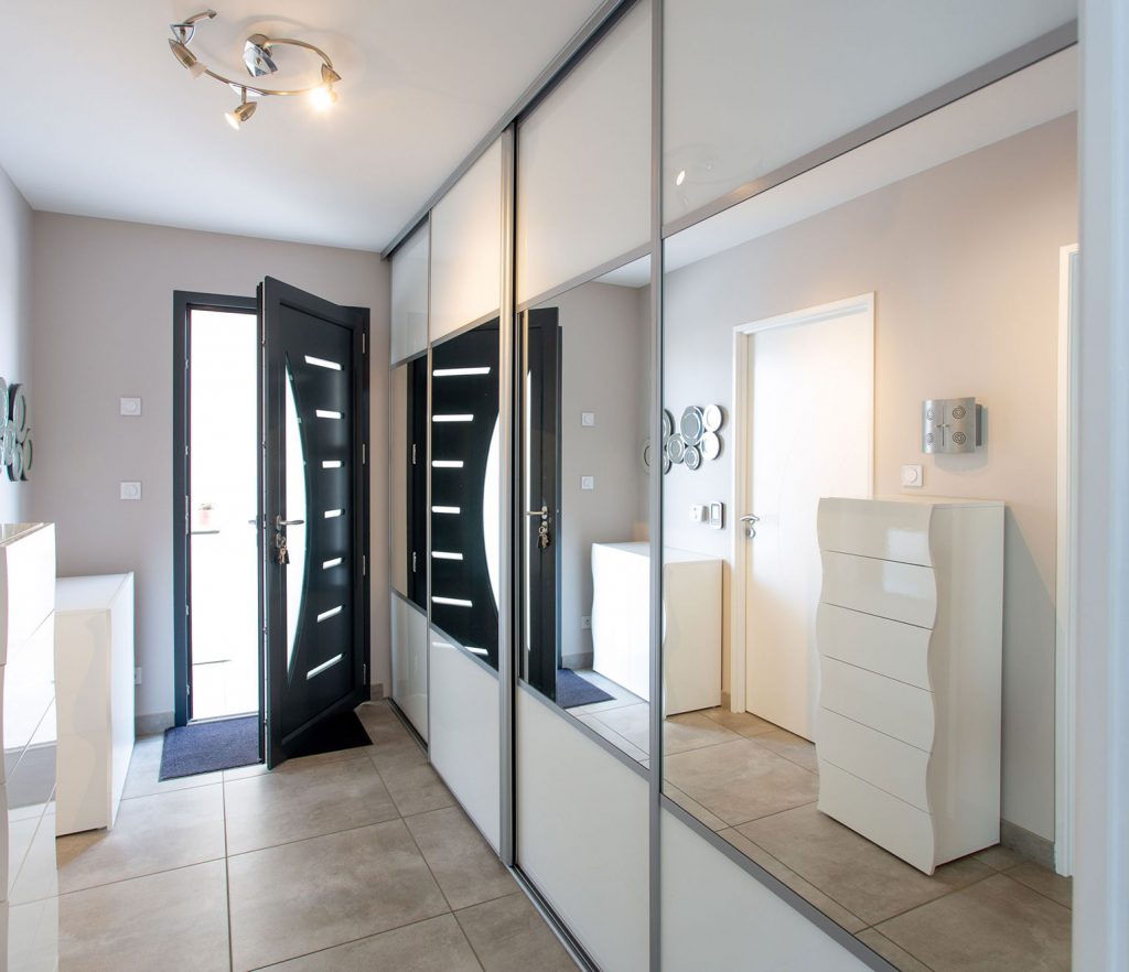 un hall d'entrée lumineux avec placard vitré