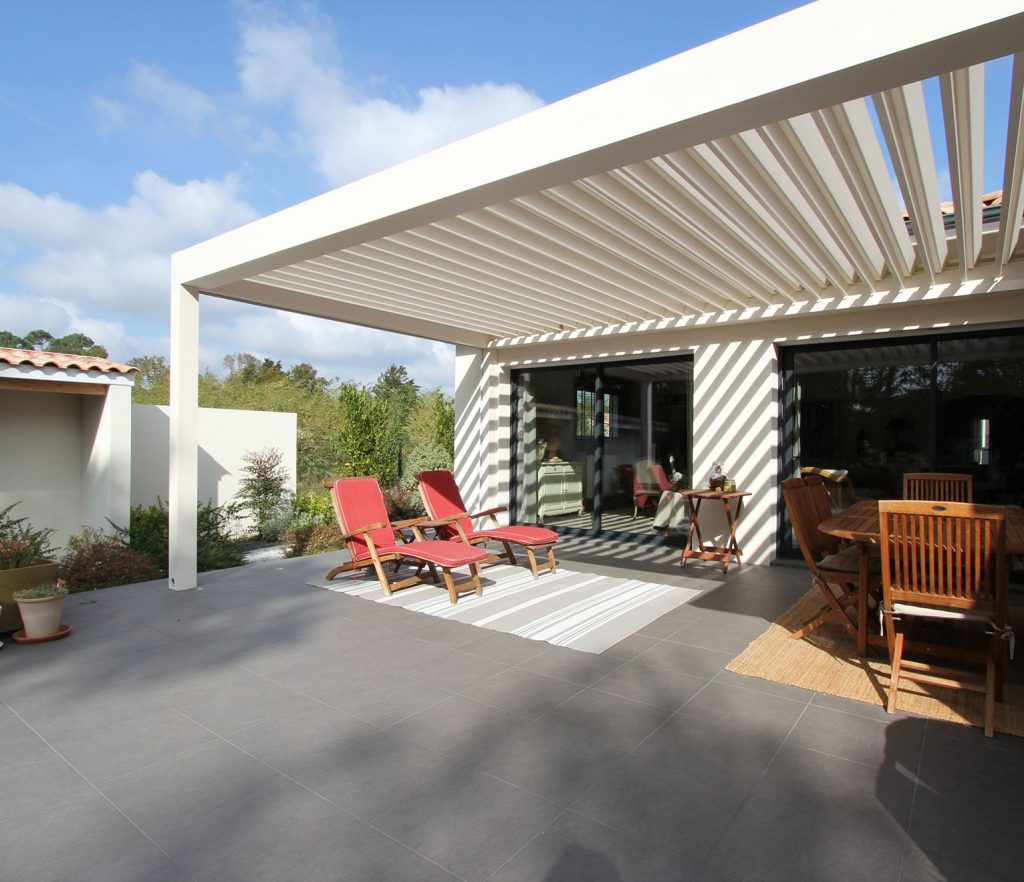 une maison contemporaine avec terrasse