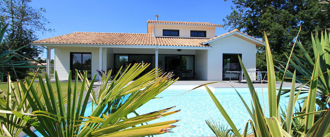 une-p-maison-bois-avec-piscine