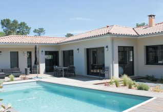 une villa avec piscine