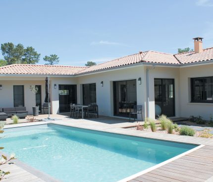 une villa avec piscine