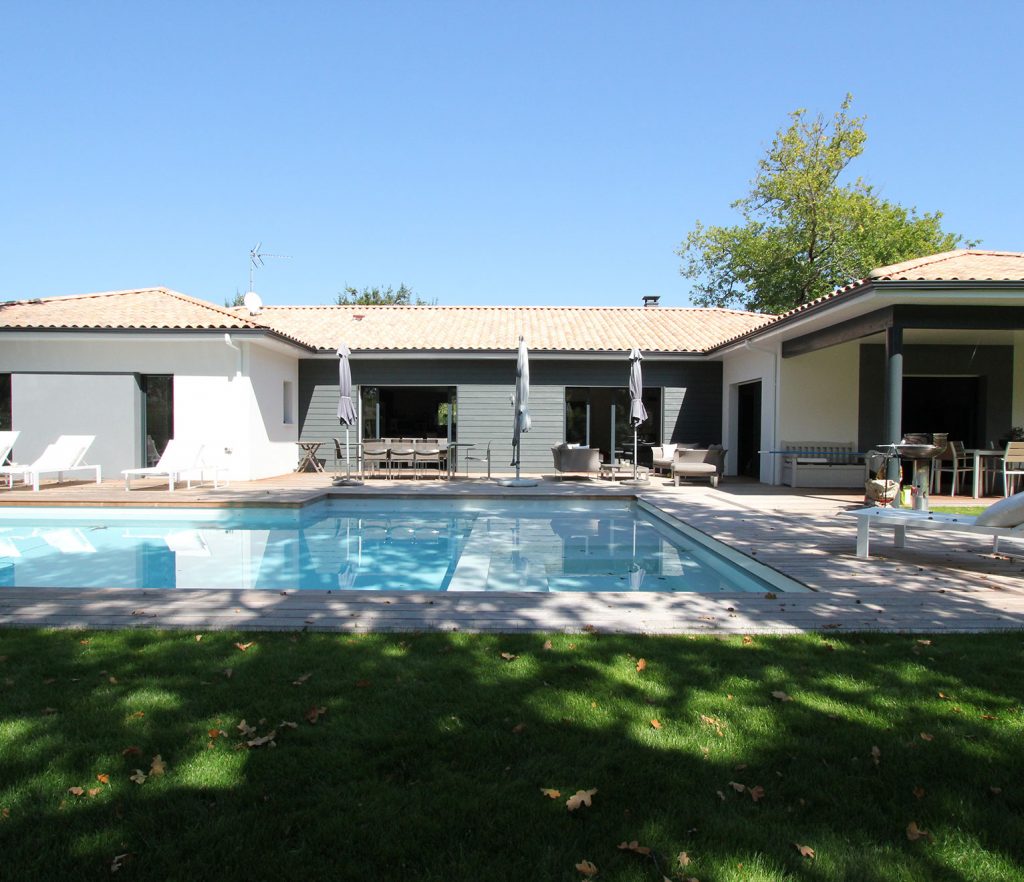 maison en U avec grand jardin