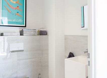 toilettes avec carrelage effet marbre