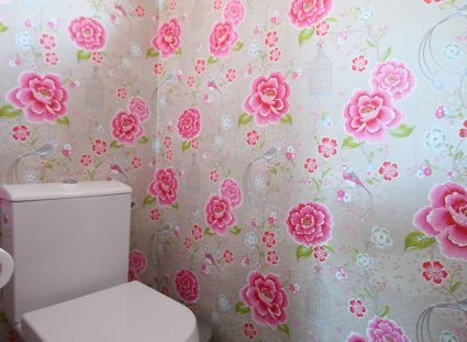 toilettes avec papier peint