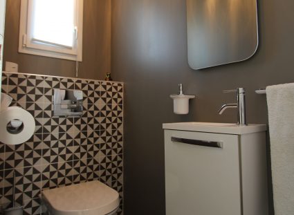 toilettes avec revêtement géométrique