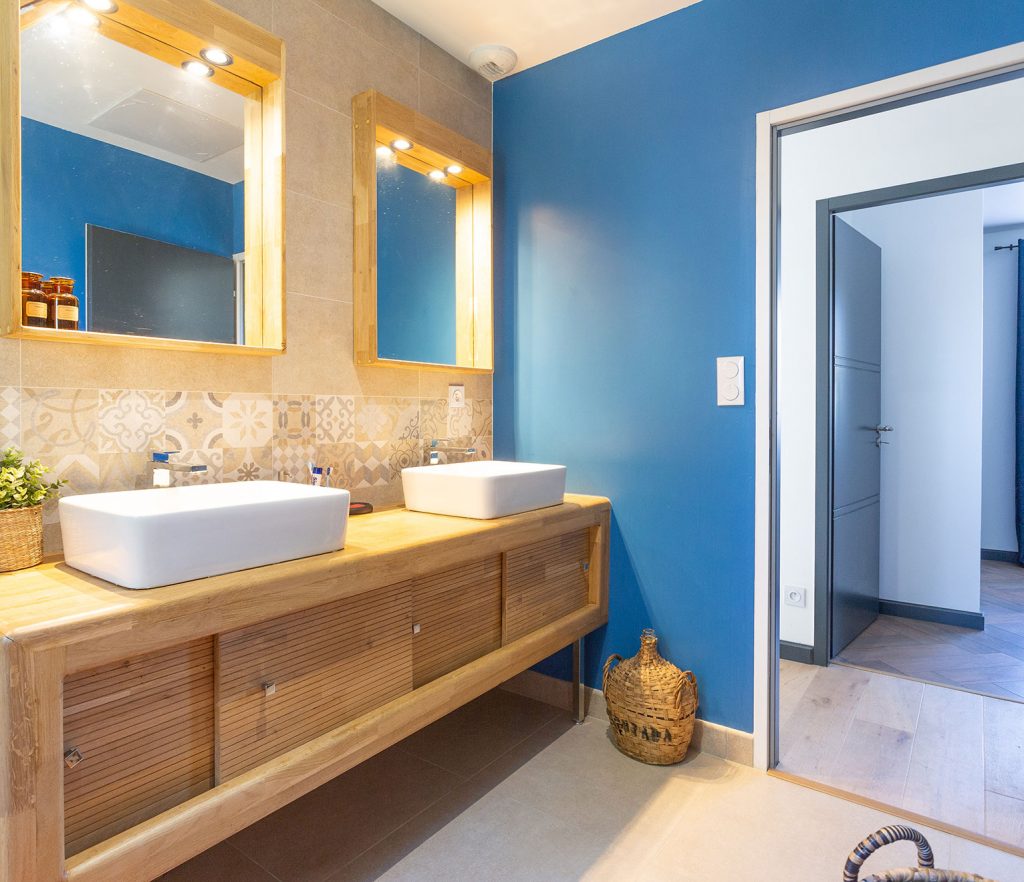 salle de bain avec du bois