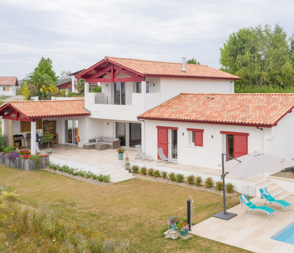 une grande maison basque avec piscine