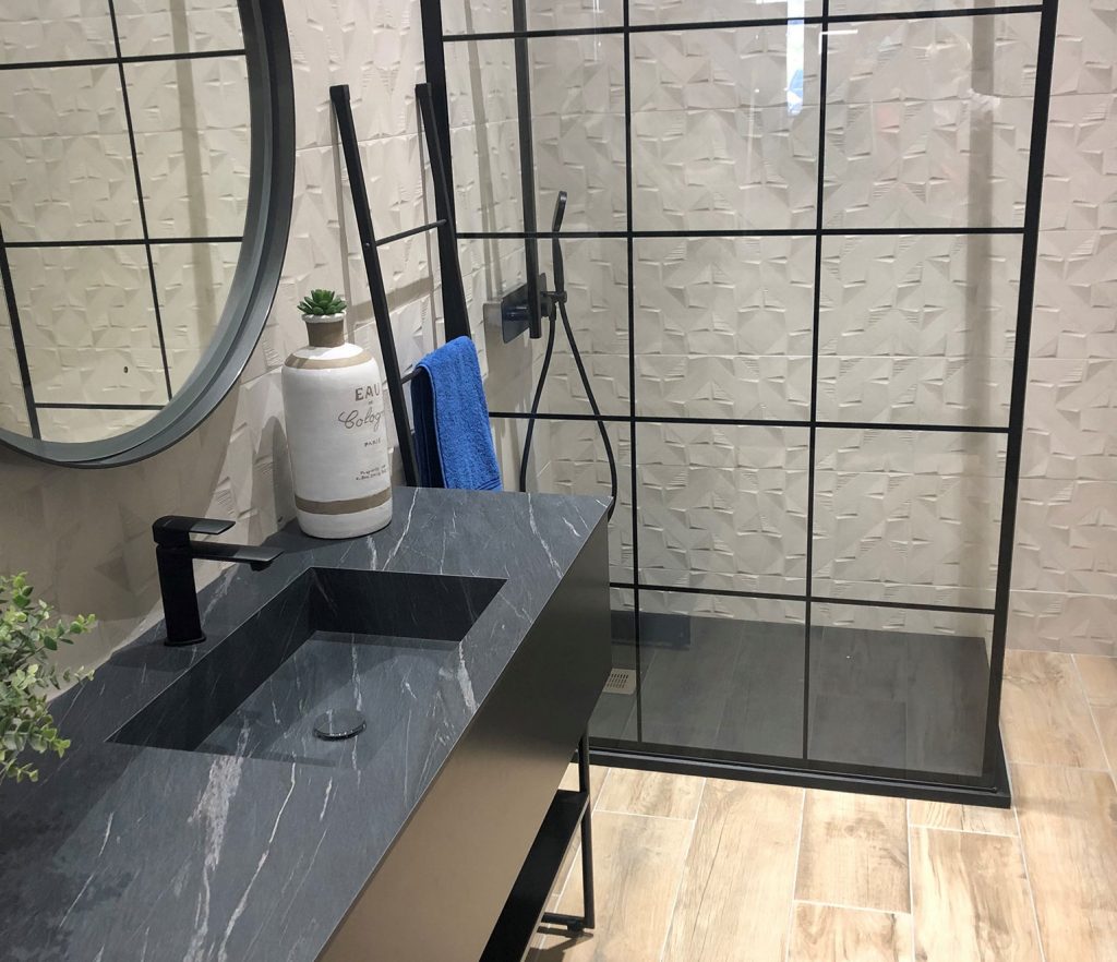 salle de bain avec carrelage effet bois