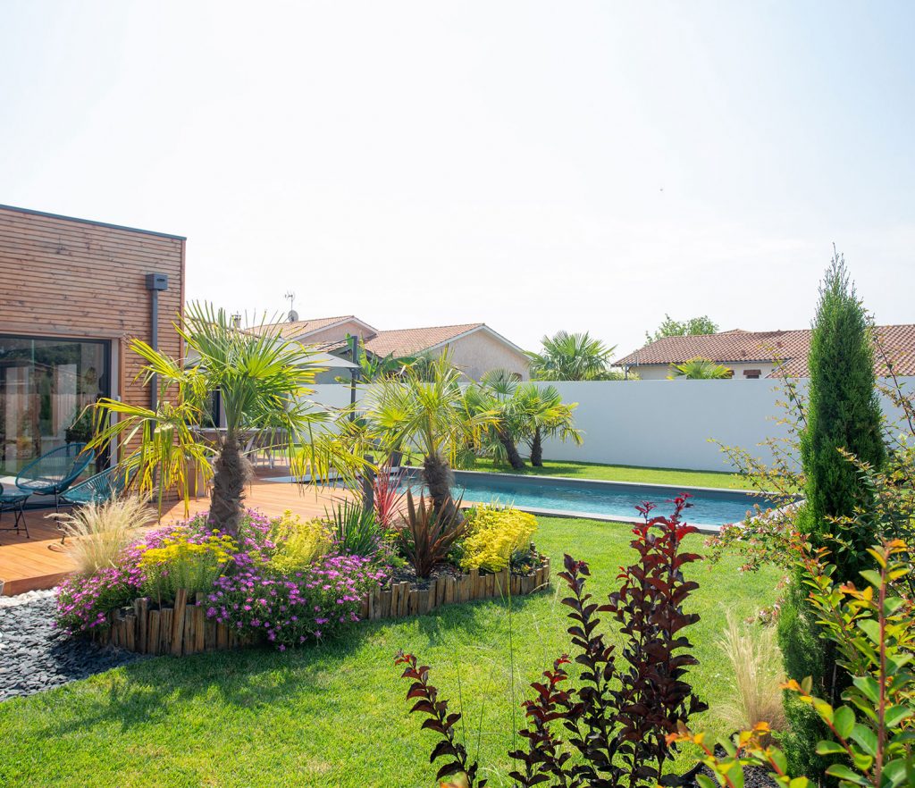 un beau jardin aménagé