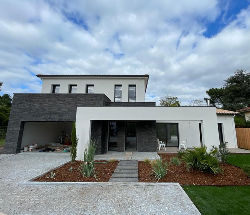 belle maison à étage avec plan en V