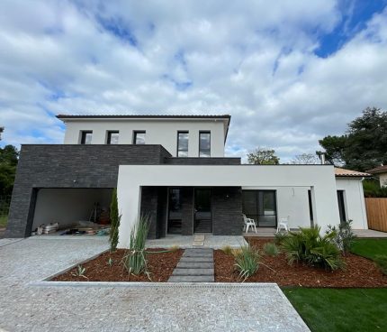 belle maison à étage avec plan en V