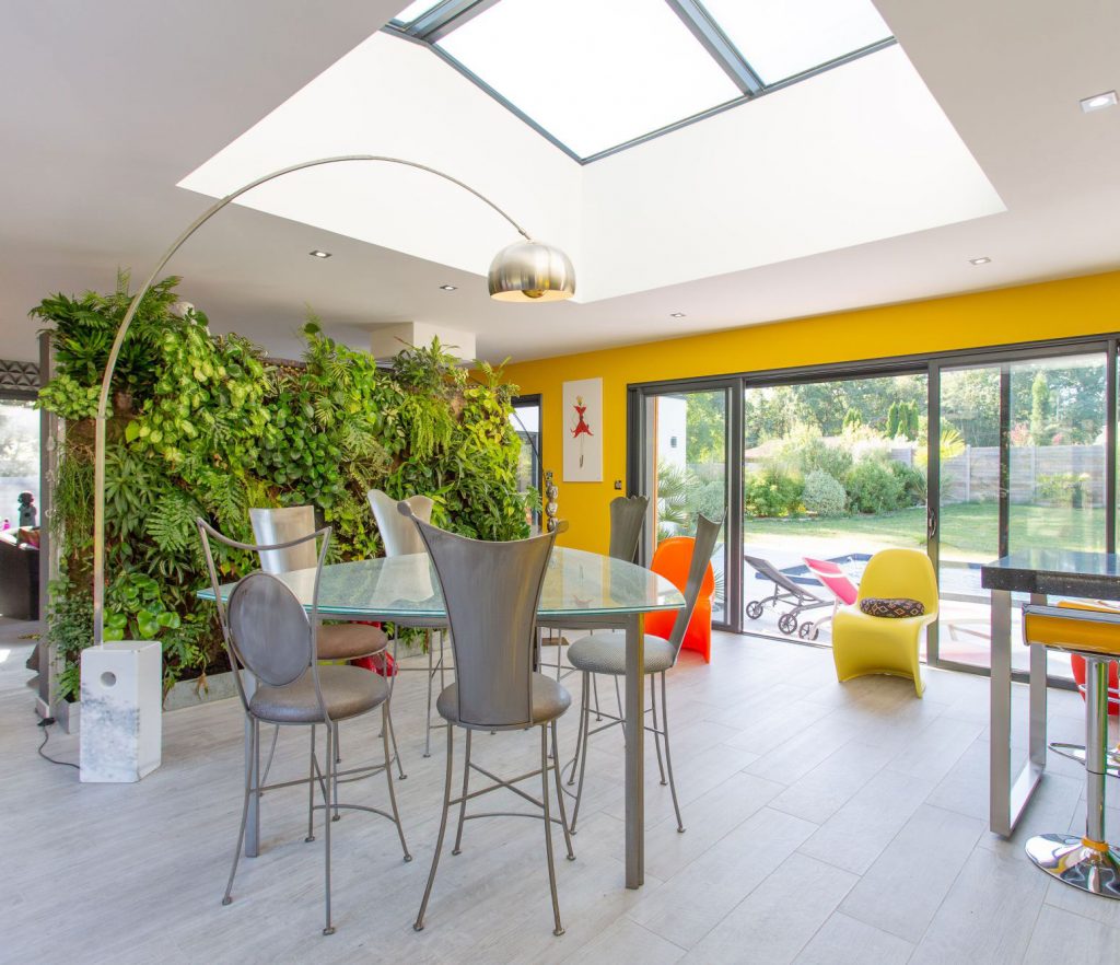 mur végétal dans salon lumineux et coloré