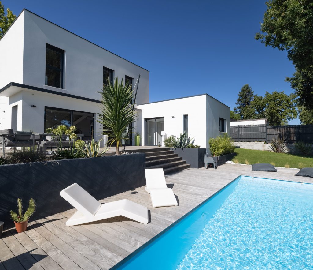 Maison contemporaine avec terrasse en bois
