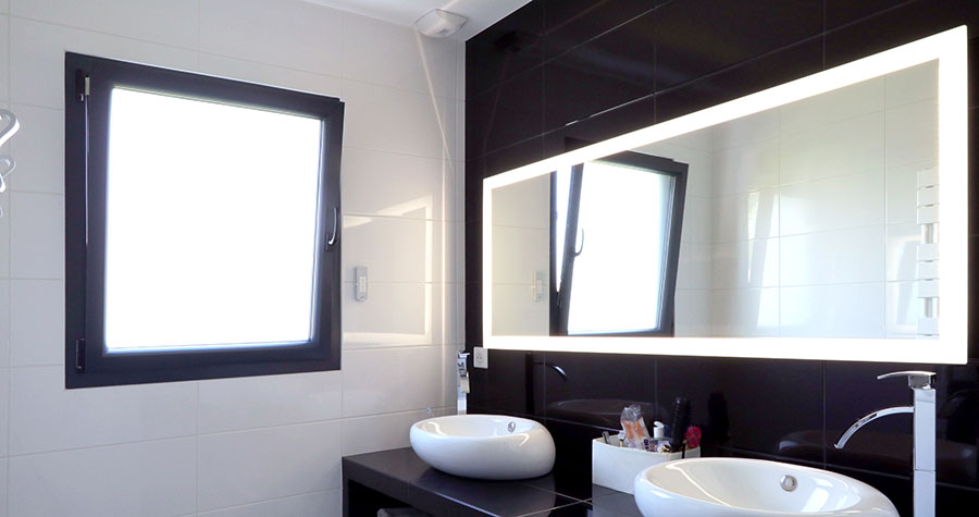 salle de bain avec fenêtre