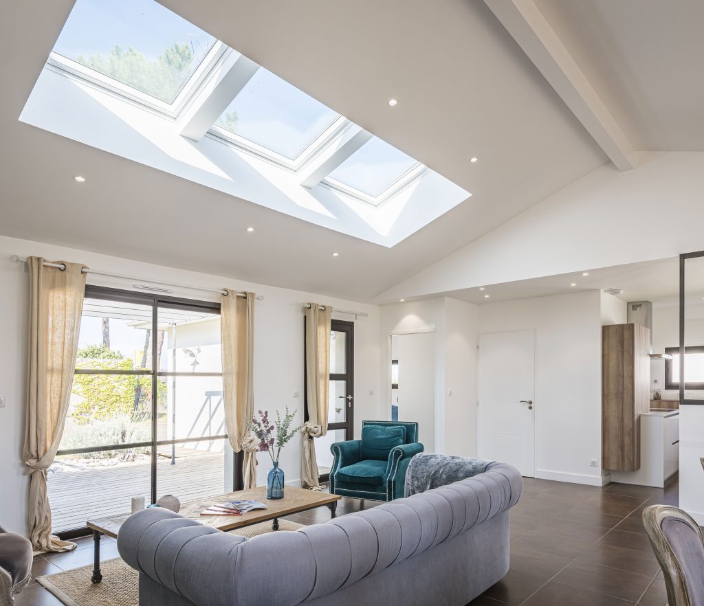 séjour lumineux avec fenêtres de toit